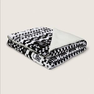 Victoria's Secret PINK Sherpa Blanket Black White Fair Isle Dog Snow 50x 60 NEW